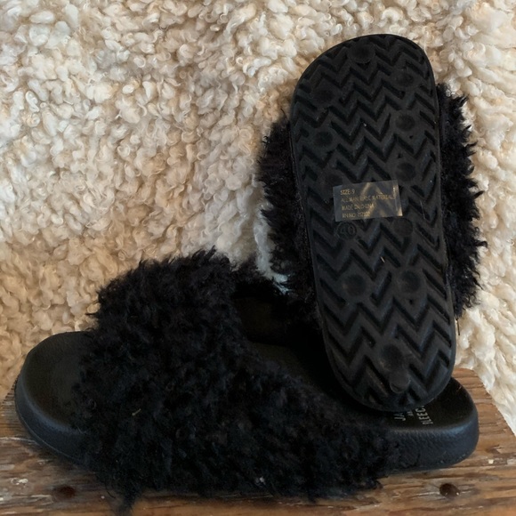 🎉SALE🎉 fluffy fuzzy slippers super comfortable - Picture 6 of 8